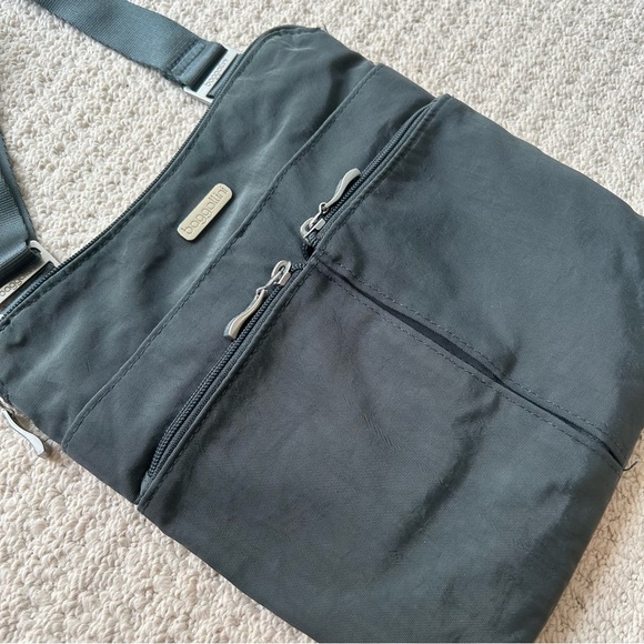 Baggallini Horizon Crossbody Bag with Wristlet - Picture 5 of 13